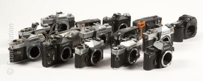 APPAREILS PHOTOGRAPHIQUES Meeting of 28 silver cameras of brand : 

- Leica model...
