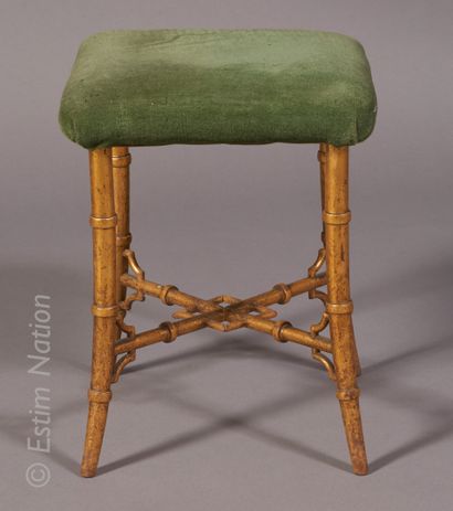 MOBILIER ANCIEN 
Petit tabouret en bois sculpté et doré à l'imitation du bambou,...