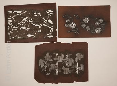 JAPON - KATAGAMI Collection de cinq katagami en écorce de merisier à décor ajouré...