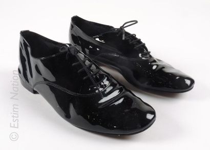REPETTO PAIR OF SHOES in black lacquer with laces (P 42)