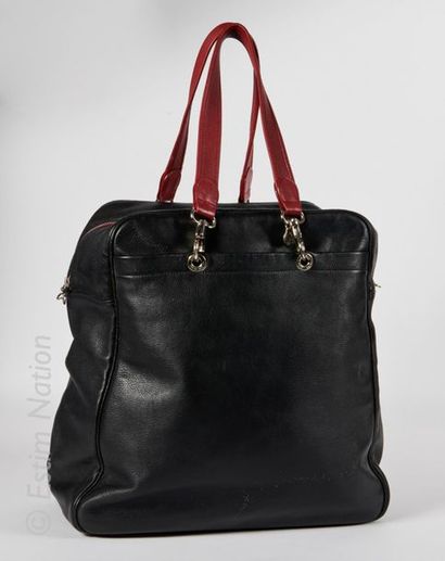UN JOUR UN SAC BAG in black colour, with an outside pocket, two changeable red handles....