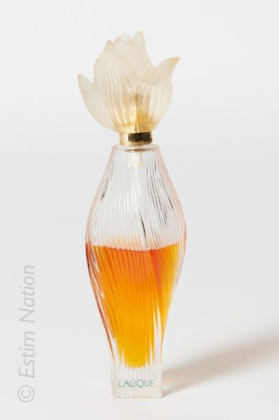 LALIQUE « Nilang » Flacon en verre de forme sculpturale titré « Lalique Nilang »....