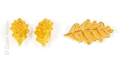 Inès de LA FRESSANGE ENSEMBLE de Boucles d'Oreilles dorées, décorées d'une feuille...