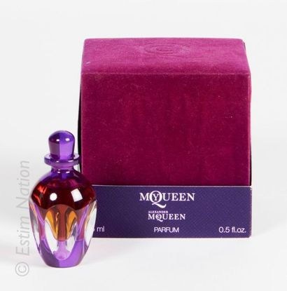 Alexander Mc QUEEN Flacon en verre avec les alvéoles couleur violette, il contient...