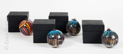 PAUL SMITH 4 glass balls decorated with a snowy sky, a car with the designer's logo....