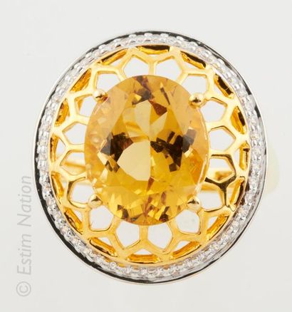 BAGUE VERMEIL CITRINE Bague en argent doré (925/°°) centrée d'une citrine ovale facettée...