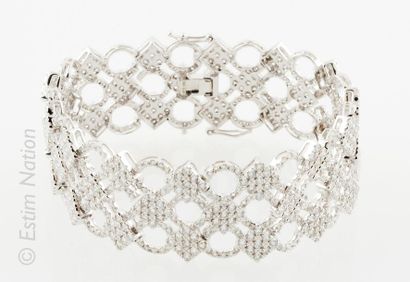 BRACELET OR DIAMANTS Bracelet manchette en or 14K (585/°°) articulé composé de motifs...