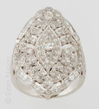 BAGUE DIAMANTS 18K (750/°°) white gold ring in oval shape centered on a round diamond...