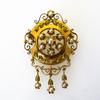 BROCHE FIN XIXe Broche pendentif ronde ajourée en or deux tons 18K (750°/00) parcourue...