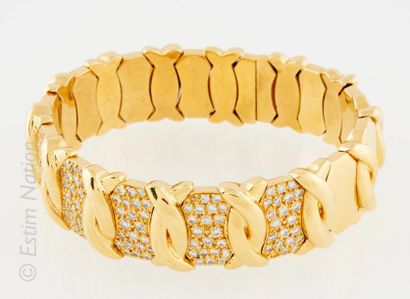 BRACELET EN OR ET DIAMANTS Bracelet large à demi articulé en or jaune 18K (750°/00)...