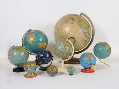 MAPPEMONDES Collection de globes terrestres comprenant : 
- Globe terrestre imprimé...