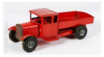 JOUETS TRI-ANG

Camion à benne Bedford en métal peint de couleur rouge, étiquette...