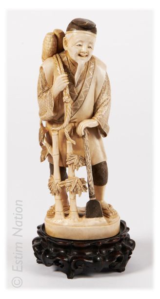 JAPON - Epoque MEIJI (1868 - 1912) Okimono en ivoire sculpté de paysan debout tenant...