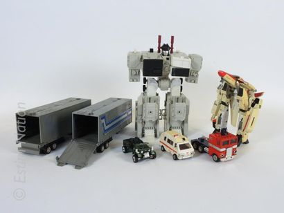 BANDAI - TRANSFORMERS Collection de robots transformables de la série "Transformers",...