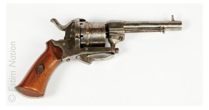 ARME A FEU Revolver à broche , six coups, calibre 7 mm. 
détente pliante. Plaquettes...