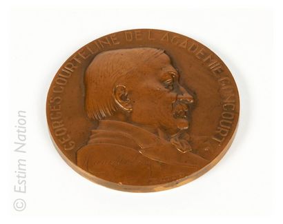 MEDAILLE - COURTELINE Médaille en bronze patiné à décor du profil de Georges COURTELINE
Epreuve...