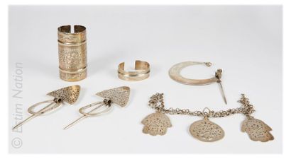 BIJOUX EN ARGENT Collection de bijoux en argent 800 millièmes comprenant : 

- Boîte...
