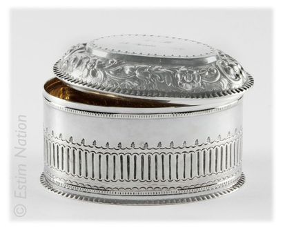 ARGENTERIE Oval-shaped covered box in silver plated metal, the lid with engraved...