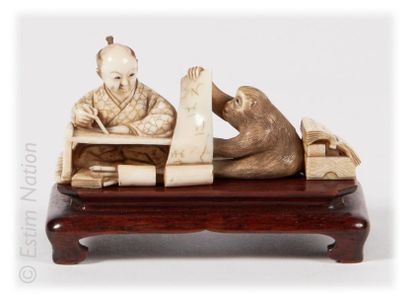 JAPON - Epoque MEIJI (1868 - 1912) Petit okimono en ivoire sculpté lettré écrivant...