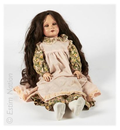 POUPEE DE BAZAR Grande poupée de bazar tête en carton. 
Hauteur : 55 cm 
(accidents...