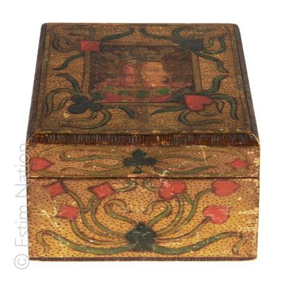 BOITE A JEUX DE CARTES Boîte carrée en bois sculpté et peint de motifs de cartes...