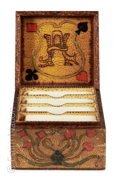 BOITE A JEUX DE CARTES Boîte carrée en bois sculpté et peint de motifs de cartes...