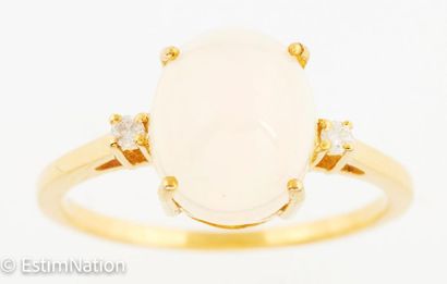 BAGUE VERMEIL OPALE DIAMANTS Bague en argent doré (925/°°) centrée d'une opale en...