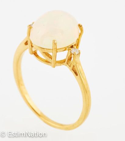BAGUE VERMEIL OPALE DIAMANTS Bague en argent doré (925/°°) centrée d'une opale en...
