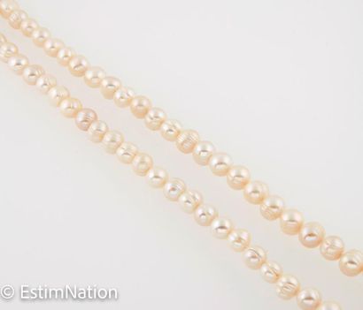 COLLIER PERLES Long collier composé de perles d eau douce