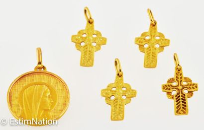 LOT PENDENTIFS OR Lot de pendentifs en or jaune 18K (750/°°) dont une médaille de...