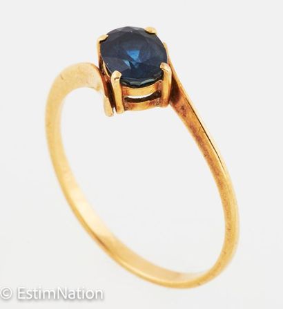 BAGUE OR SAPHIR Ring in 14K (585°/00) yellow gold with an oval cut sapphire of approx....