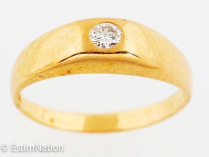 BAGUE OR DIAMANT Bague en or jaune 18K (750/°°) centrée d'un diamant serti clos pesant...