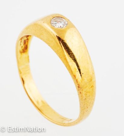 BAGUE OR DIAMANT Bague en or jaune 18K (750/°°) centrée d'un diamant serti clos pesant...