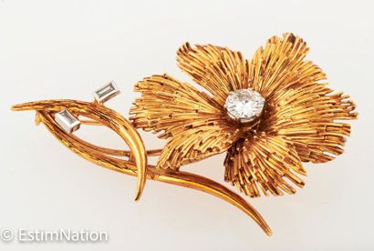 BROCHE FLEUR D'EGLANTINE Rosehip flower brooch in 18K yellow gold (750°/00) and platinum...