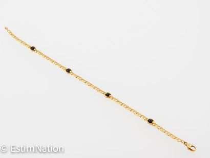 BRACELET OR PIERRES Bracelet en or jaune 18K (750/°°) à mailles ajourées plates rehaussées...