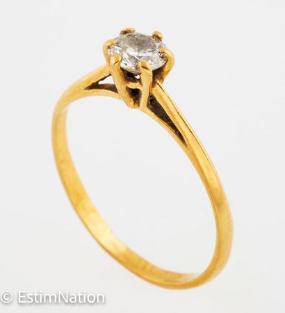 Bague solitaire Bague solitaire en or jaune 18K (750/°°) centrée d'un diamant rond...