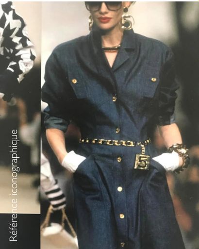 CHANEL (COLLECTION PRINTEMPS-ETE 1987) LARGE CEINTURE en cuir agneau noir, importante...