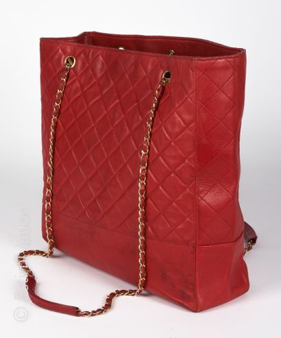 CHANEL circa 1980 CABAS "TOTE" in red quilted lambskin, interlaced leather chains,...