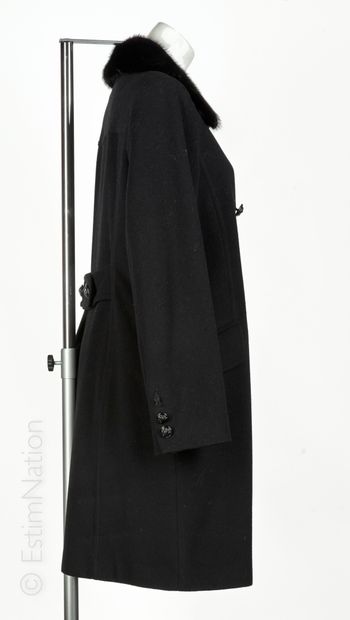 Georges RECH MANTEAU à parementures asymétriques en lainage noir, col en vison, double...
