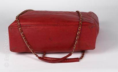 CHANEL circa 1980 CABAS "TOTE" in red quilted lambskin, interlaced leather chains,...