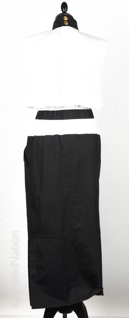CHANEL Boutique circa 1984 ROBE en coton écru, encolure et jupe en coton noir, rappel...