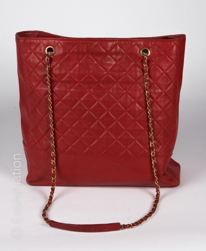 CHANEL circa 1980 CABAS "TOTE" en agneau matelassé rouge, chaines entrelacées de...