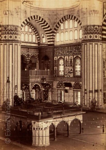 ANONYME Intérieur de mosquée, circa 1890
Epreuve sur papier albuminé contrecollée...