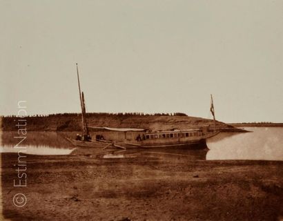 Félix TEYNARD (Français, 1817-1892) Louksor - Petit bras du Nil, barque de voyageurs,...