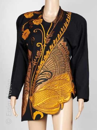 KORII JOKO CIRCA 1980/85 TUNIQUE in black wool crepe embroidered with a shimmering...