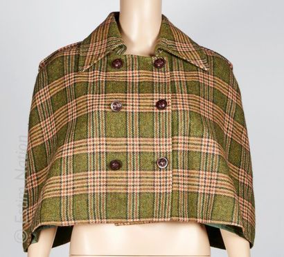 OLD ENGLAND CAPELINE en laine écossaise dans les tons vert et camel, double boutonnage...