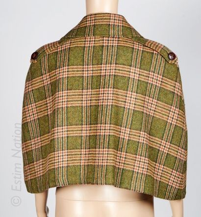 OLD ENGLAND CAPELINE en laine écossaise dans les tons vert et camel, double boutonnage...