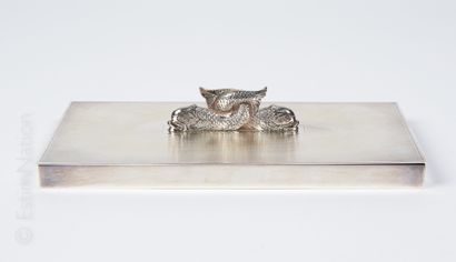 HERMES Paris BOITE A CIGARETTES en métal argenté, intérieur en cèdre à trois compartiments,...