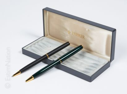 PARKER 
BILLE modèle "Sonnet" en résine marbrée, malachite et métal doré, on joint...