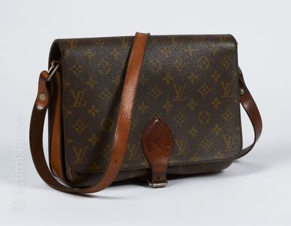 LOUIS VUITTON CIRCA 1970 BESACE en toile Monogram et cuir naturel, revers du rabat...